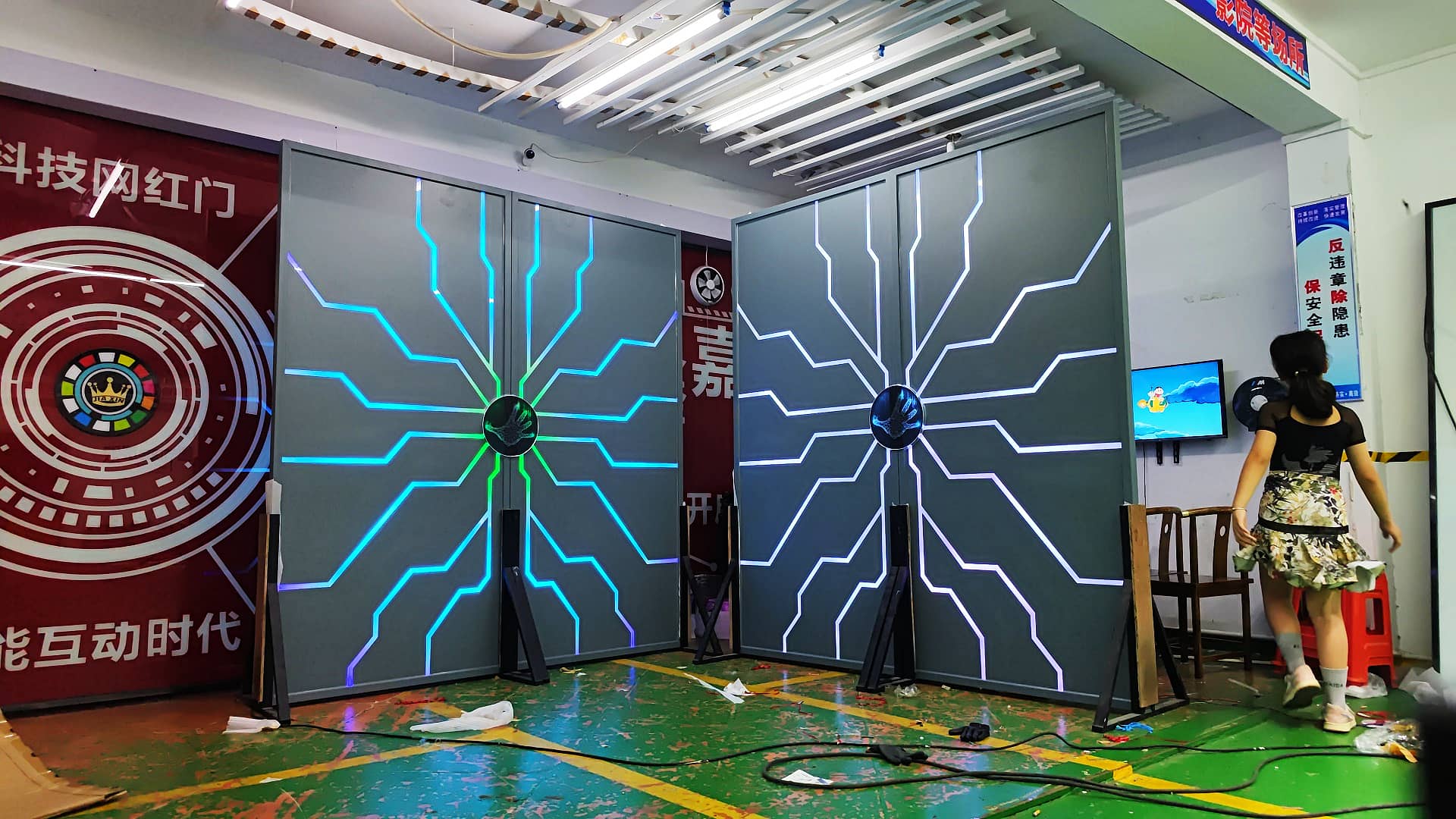 电竞馆科幻掌心机关门