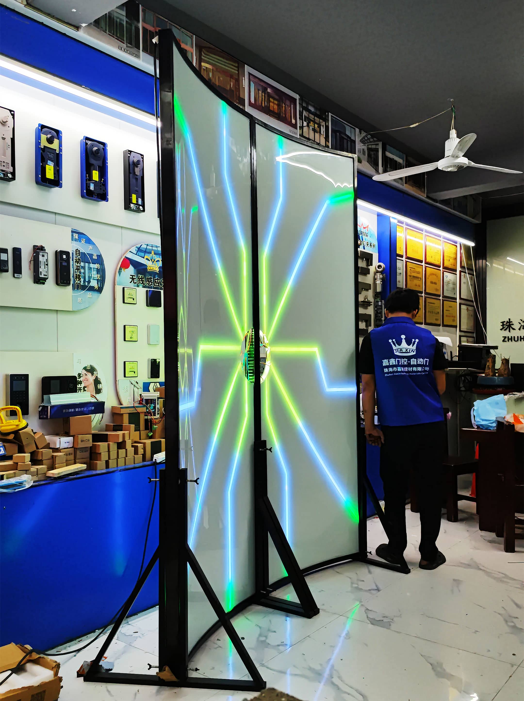 电竞酒店 网红掌纹识别 自动平移门